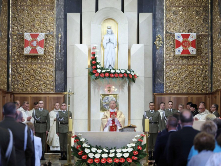 Biskup polowy WP Józef Guzdek (C) przewodniczy mszy świętej za ojczyznę i polskich żołnierzy w Katedrze Polowej WP. Warszawa, 15.08.2021. Fot. PAP/L. Szymański