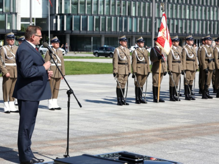 Szef Urzędu do Spraw Kombatantów i Osób Represjonowanych Jan Józef Kasprzyk (L) podczas uroczystego apelu z okazji Święta Kawalerii Polskiej. Warszawa, 03.09.2021. Fot. PAP/T. Gzell