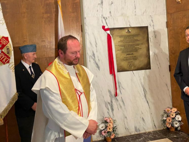 Szef MON Mariusz Błaszczak odsłonił tablicę upamiętniającą 100-lecie Bitwy Warszawskiej w Narodowym Sanktuarium Matki Bożej Częstochowskiej w Doylestown. Źródło: Ministerstwo Obrony Narodowej