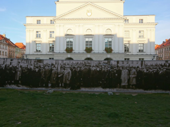 Plenerowa wystawa pt. „Patrząc” na Rynku Głównym przy ratuszu w Kaliszu. Fot. PAP/T. Wojtasik