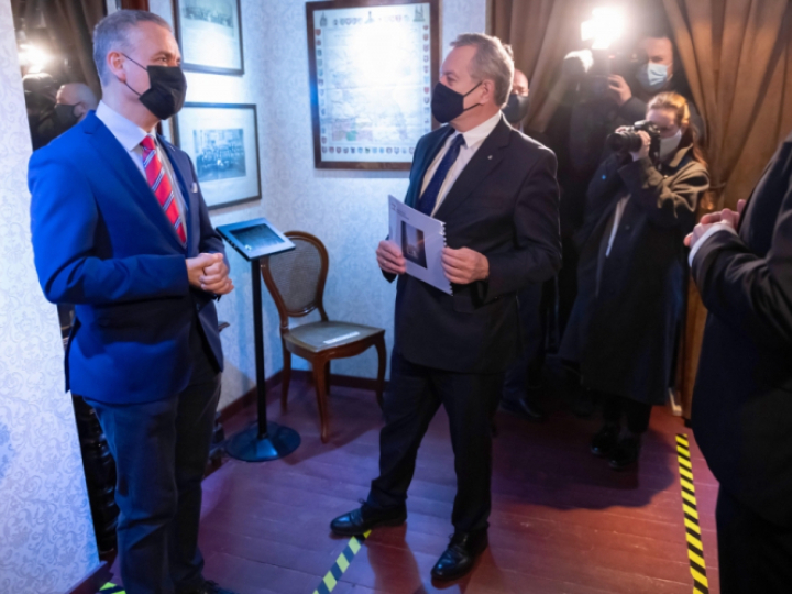 Poznań, 22.11.2021. Goszczący w Poznaniu, 22 bm. wiceprezes Rady Ministrów, minister kultury i dziedzictwa narodowego Piotr Gliński (C) zwiedza Muzeum Powstania Wielkopolskiego. Obok - dyrektor Wielkopolskiego Muzeum Niepodległości Przemysław Terlecki (L). Fot. PAP/J. Kaczmarczyk