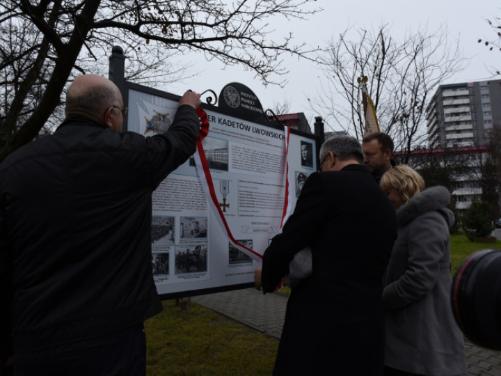 W Katowicach odsłonięto tablicę upamiętniającą kadetów – uczestników III powstania śląskiego. Źródło: IPN