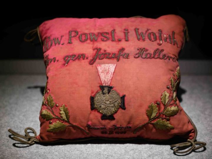 Poduszka do odznaczeń Towarzystwa Powstańców i Wojaków im. gen. Józefa Hallera – Poznań Jeżyce w Muzeum Powstania Wielkopolskiego w Poznaniu. Fot. PAP/J. Kaczmarczyk