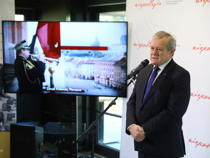 Wicepremier, minister kultury i dziedzictwa narodowego Piotr Gliński podczas spotkania prasowego „Niepodległa na Narodowe Święto Niepodległości” w pawilonie kulturalnym „Niepodległa. Miejsce Spotkań” w warszawskich Łazienkach Królewskich. Fot. PAP/R. Guz