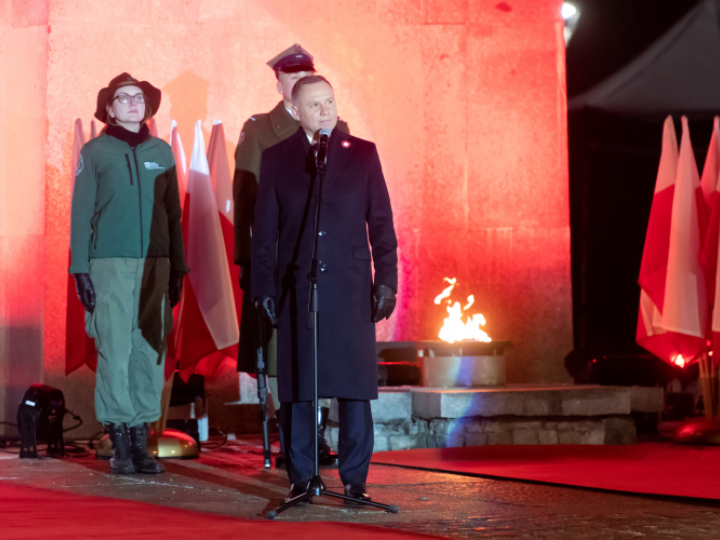 Prezydent RP Andrzej Duda (C) podczas obchodów Narodowego Dnia Zwycięskiego Powstania Wielkopolskiego pod Pomnikiem Powstańców Wielkopolskich w Poznaniu. Fot. PAP/J. Kaczmarczyk