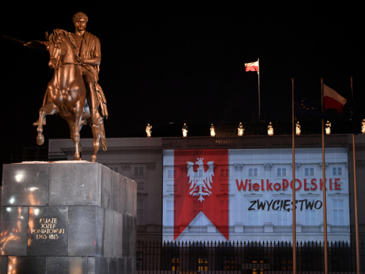 Iluminacja upamiętniająca 103. rocznicę wybuchu Powstania Wielkopolskiego na Pałacu Prezydenckim w Warszawie. Fot. PAP/R. Pietruszka