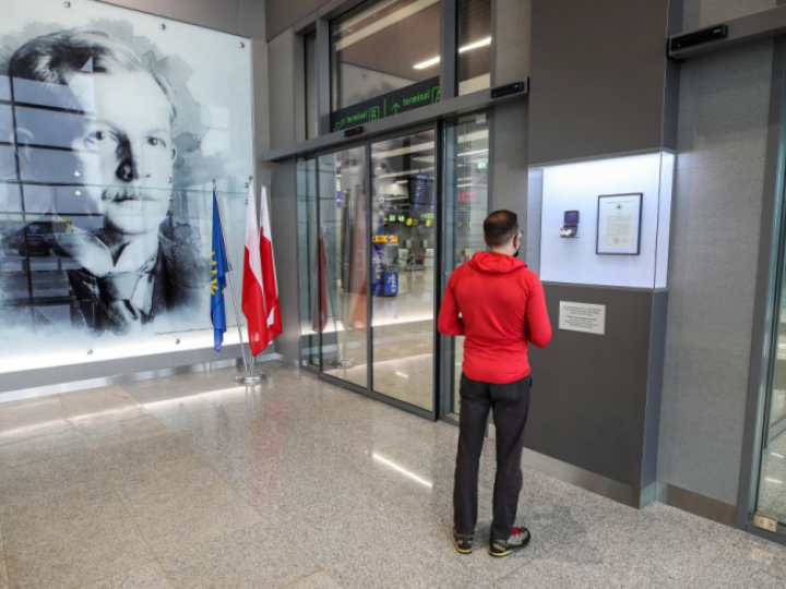 Zegarek Wojciecha Korfantego prezentowany w nowym terminalu B Międzynarodowego Portu Lotniczego Katowice w Pyrzowicach. Fot. PAP/H. Bardo