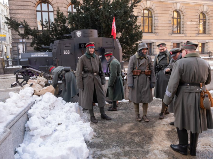 Inscenizacja historyczna w ramach obchodów Narodowego Dnia Zwycięskiego Powstania Wielkopolskiego. Poznań, 27.12.2021. Fot. PAP/J. Kaczmarczyk