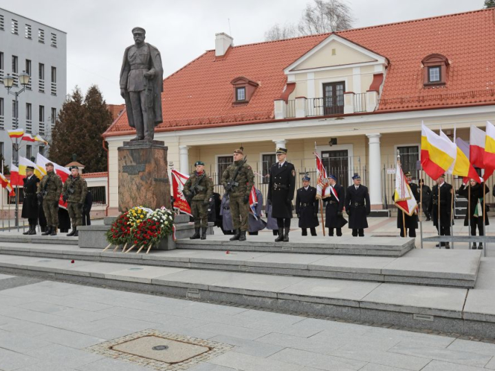 Uroczyste obchody przed pomnikiem Józefa Piłsudskiego na białostockim Rynku Kościuszki w 103. rocznicę wyzwolenia miasta z rąk zaborców. Fot. PAP/A Reszko