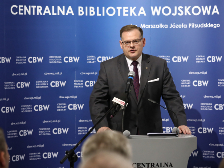 Szef Urzędu do Spraw Kombatantów i Osób Represjonowanych Jan Józef Kasprzyk podczas spotkania historyczno-naukowego "Wybawca Europy" w Auli Centralnej Biblioteki Wojskowej im. Marszałka Józefa Piłsudskiego w Warszawie. Fot. PAP/T. Gzell