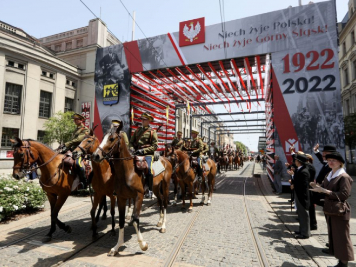 Inscenizacja historyczna, rekonstruująca wejście wojsk polskich do Katowic podczas obchodów 100. rocznicy przejęcia Górnego Śląska przez administrację II Rzeczypospolitej. Fot. PAP/T. Wiktor