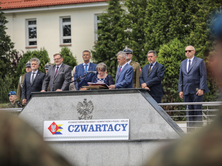 Szef Urzędu do Spraw Kombatantów i Osób Represjonowanych Jan Józef Kasprzyk (3L), senator PiS Krzysztof Słoń (2L), prezydent Kielc Bogdan Wenta (4L) oraz przewodniczący Rady Miasta Kielc Jarosław Karyś (2P) podczas obchodów Święta Pułkowego "Czwartaków" na placu apelowym Centrum Przygotowań do Misji Zagranicznych w Kielcach. Fot. PAP/A. Kumorowicz