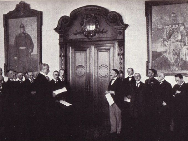 Przekazanie głosów regionu w budynku Rejencji Olsztyńskiej 16 sierpnia 1920 r. Źródło: Wikimedia Commons