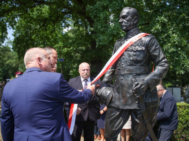 Prezes Instytutu Pamięci Narodowej Karol Nawrocki (2L) oraz wicewojewoda małopolski Ryszard Pagacz (L) podczas uroczystości odsłonięcia pomnika gen. Bolesława Wieniawy-Długoszowskiego na cmentarzu Rakowickim w Krakowie. Fot. PAP/Ł. Gągulski