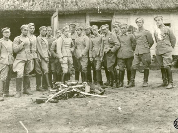 Żołnierze 2. Pułku Ułanów Legionów Polskich stoją przed porzuconą bronią po odmowie złożenia przysięgi. Lipiec 1917 r. Źródło: CAW