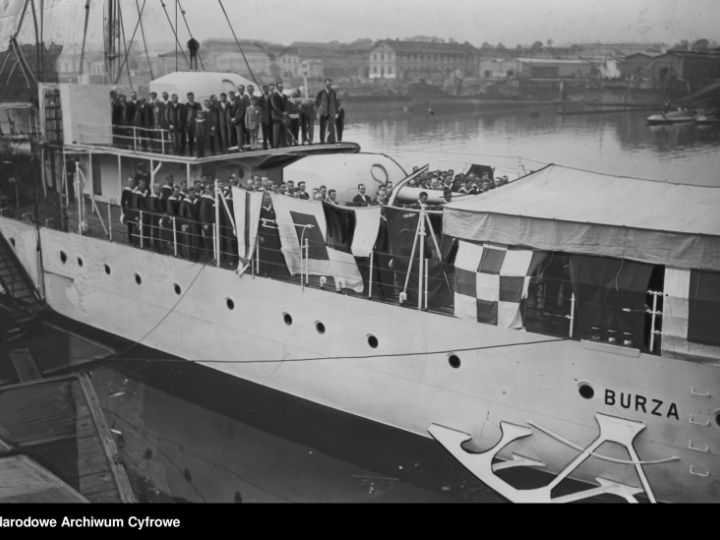 10 08 1932 r. Podniesienie bandery na niszczycielu ORP „Burza” w Cherbourgu. Źródło: NAC