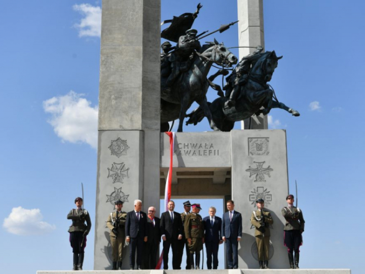 Wicepremier, minister kultury i dziedzictwa narodowego Piotr Gliński (4P), wicepremier, minister obrony narodowej Mariusz Błaszczak (3P), poseł PiS Sławomir Zawiślak (3L) oraz prezes Instytutu Pamięci Narodowej Karol Nawrocki (5L) podczas uroczystości odsłonięcia Pomnika Chwały Kawalerii i Artylerii Konnej w Wolicy Śniatyckiej. Fot. PAP/W. Jargiło