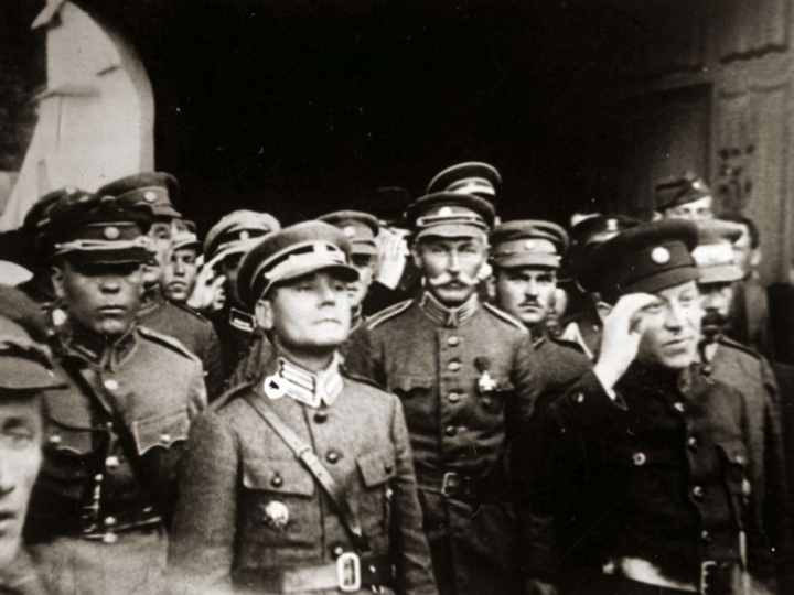 Oficerowie Armii Ukraińskiej Republiki Ludowej: gen. Marko Bezruczko w środku na I planie. Źródło: Wikimedia Commons