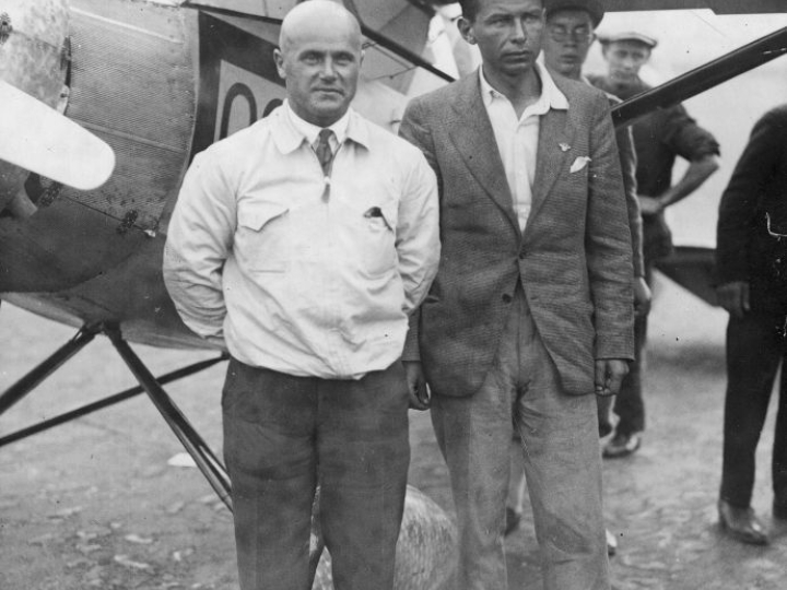 Zwycięzcy zawodów Challenge 1932 pilot Franciszek Żwirko (1. z lewej) i konstruktor lotniczy Stanisław Wigura przed samolotem na lotnisku Tempelhof. Fot. NAC