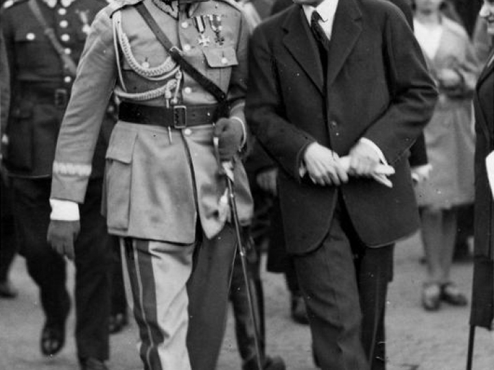 Warszawa, 25 05 1929. Marszałek Józef Piłsudski na dworcu podczas rozmowy z premierem Kazimierzem Świtalskim. Źródło: NAC