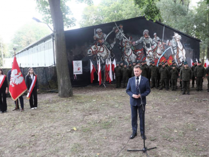 Wicepremier, minister obrony narodowej Mariusz Błaszczak (C) przemawia na odsłonięciu muralu „Niepodległa Twierdza Modlin” w Nowym Dworze Mazowieckim. Fot. PAP/T. Gzell