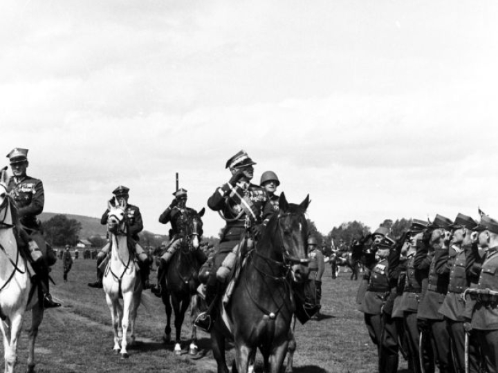 Inspektor armii Juliusz Rómmel odbiera raport. 1938 r. Fot. NAC