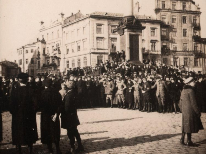 Plac Zamkowy - uroczyste proklamowanie powstania Królestwa Polskiego, ogłoszone przez generalnego gubernatora Warszawy von Beselera. Warszawa, 05.11.1916. Fot. PAP/Reprodukcja/Archiwum/M. Leśniewski