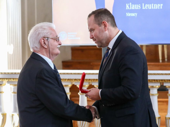 Warszawa, 25.10.2022. Klaus Leutner (L) z Niemiec odbiera z rąk prezesa IPN Karola Nawrockiego (P) nagrodę honorową IPN „Świadek historii”. Fot. PAP/T. Gzell