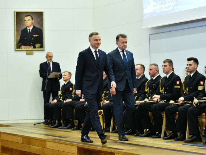 Prezydent Andrzej Duda (L) i wicepremier, minister obrony narodowej Mariusz Błaszczak (P) podczas gali z okazji 100-lecia Wyższego Wojskowego Szkolnictwa Morskiego i Akademii Marynarki Wojennej w Gdyni. Fot. PAP/A. Warżawa