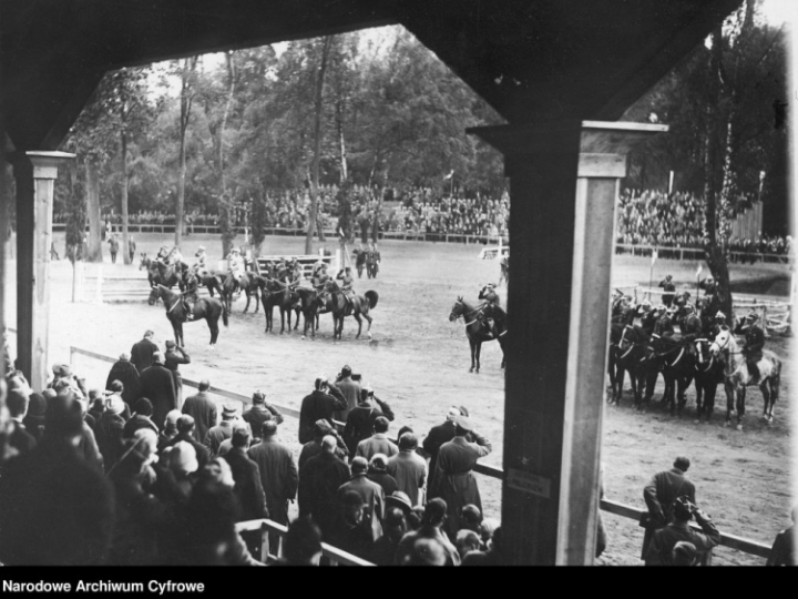 I Międzynarodowe Konkursy Hippiczne w Warszawie: członkowie ekip w czasie odgrywania hymnu na hippodromie w Łazienkach Królewskich. 1927 r. Fot. NAC