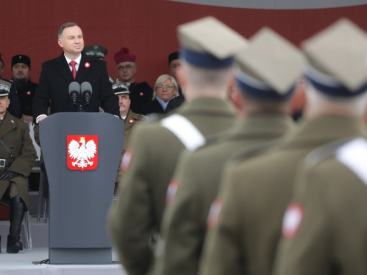 Obchody Narodowego Święta Niepodległości. Prezydent Andrzej Duda (2L) podczas uroczystej odprawy wart przed Grobem Nieznanego Żołnierza na pl. Piłsudskiego. Warszawa, 11.11.2022. Fot. PAP/A. Zawada