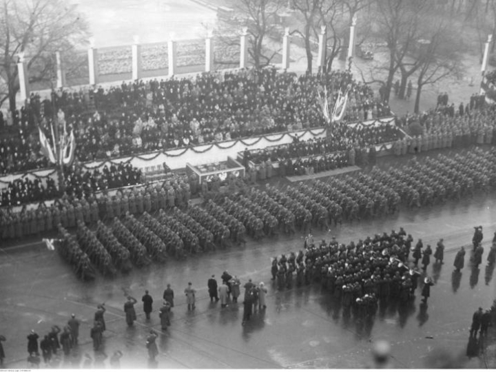 Obchody Święta Niepodległości w Warszawie - oddziały piechoty defilujące przed trybuną honorową. 11.11.1937. Źródło: NAC