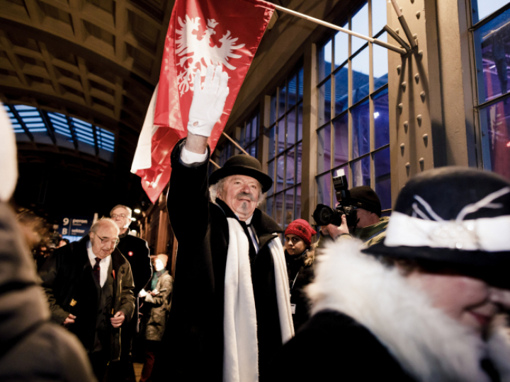 Wcielający się w rolę Paderewskiego poznański aktor Andrzej Lajborek (C) oraz dyrygent poznańskiego Chóru Nauczycieli im. I. J. Paderewskiego Ryszard Łuczak (L) podczas tradycyjnej inscenizacji przyjazdu Ignacego Jana Paderewskiego na dworzec kolejowy w Poznaniu. Fot. PAP/M. Zakrzewski