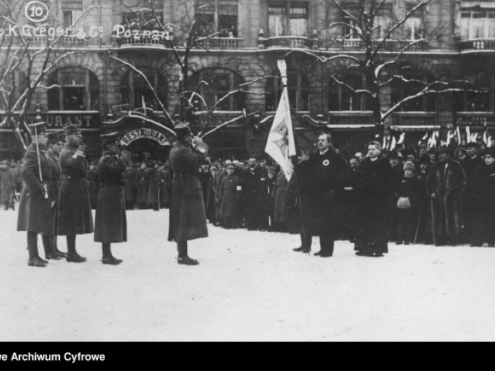 Uroczystość zaprzysiężenia wojsk powstańczych i wręczenie sztandaru 1 Dywizji Strzelców Wielkopolskich. Poznań, 26.01.1919. Źródło: NAC
