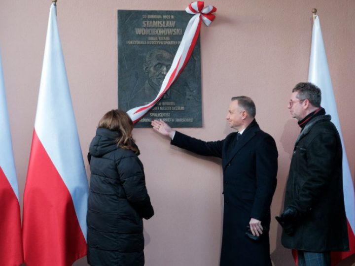 Warszawa, 19.12.2022. Prezydent RP Andrzej Duda (2P), wicemarszałek Sejmu Małgorzata Kidawa-Błońska (L) oraz rektor SGH Piotr Wachowiak (P) podczas uroczystości odsłonięcia tablicy upamiętniającej prezydenta Stanisława Wojciechowskiego w setną rocznicę jego wyboru na najwyższy urząd w państwie, przed budynkiem A Szkoły Głównej Handlowej w Warszawie. Fot. PAP/M. Marek 