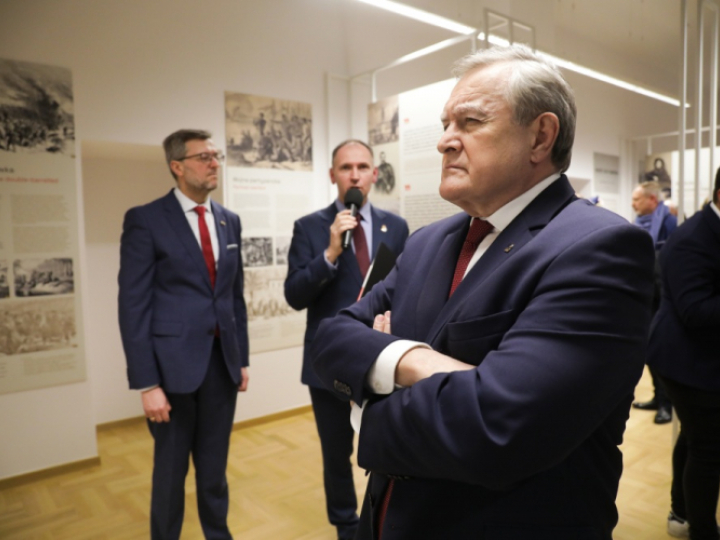 Wicepremier, minister kultury i dziedzictwa narodowego Piotr Gliński (P), dyrektor Muzeum Historii Polski Robert Kostro (L) oraz kurator wystawy i pełnomocnik ministra kultury i dziedzictwa narodowego ds. obchodów 160. rocznicy powstania Wojciech Kalwat (2L) na otwarciu wystawy „Twarze Powstania Styczniowego” w warszawskiej Galerii MKiDN Okno na Kulturę. Fot. PAP/A. Zawada