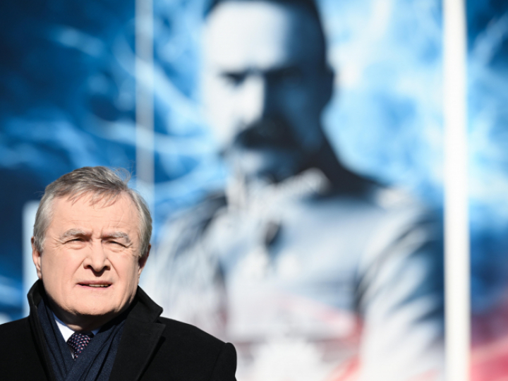 Przemyśl, 02.03.2023. Wicepremier, minister kultury i dziedzictwa narodowego Piotr Gliński na inauguracji ogólnopolskiej trasy projektu edukacyjnego „Iskry Niepodległej” na Rynku Starego Miasta. Fot. PAP/D. Delmanowicz