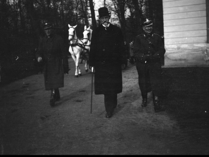 Prezydent Stanisław Wojciechowski i dwaj oficerowie w Łazienkach. Widoczni od prawej: płk Mariusz Zaruski, prezydent Stanisław Wojciechowski. Warszawa, 1923 r. Fot. NAC