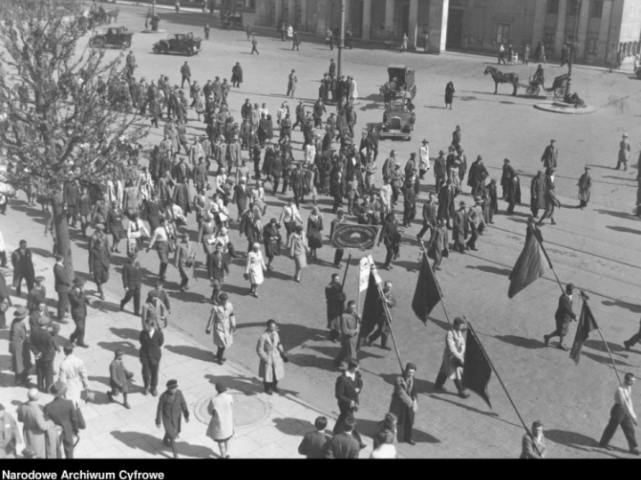 Obchody święta 1 Maja w Warszawie. Pochód Polskiej Partii Socjalistycznej na placu Teatralnym. 1919–1939. Fot. NAC