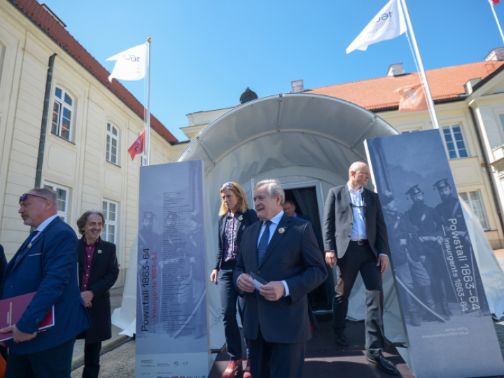 Warszawa, 10.05.2023. Wicepremier, minister kultury i dziedzictwa narodowego Piotr Gliński (C) podczas otwarcia wystawy multimedialnej „Powstali 1863–64” na dziedzińcu Ministerstwa Kultury i Dziedzictwa Narodowego. Fot. PAP/M. Obara