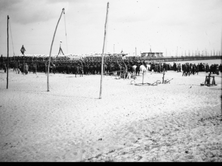 Szwadron Przyboczny Prezydenta Rzeczypospolitej podczas uroczystości otwarcia Tymczasowego Portu Wojennego i Schroniska dla Rybaków w Gdyni. 29.04.1923. Fot. NAC