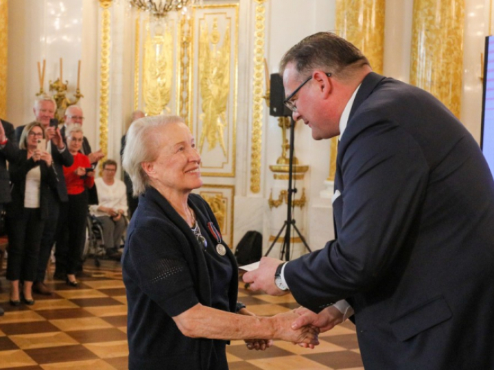 Szef UdSKiOR Jan Józef Kasprzyk (P) i odznaczona medalem Pro Patria Magdalena Kapuścińska (L) podczas uroczystej gali na Zamku Królewskim w Warszawie w ramach obchodów 100. rocznicy powołania Instytutu Józefa Piłsudskiego. Fot. PAP/P. Supernak