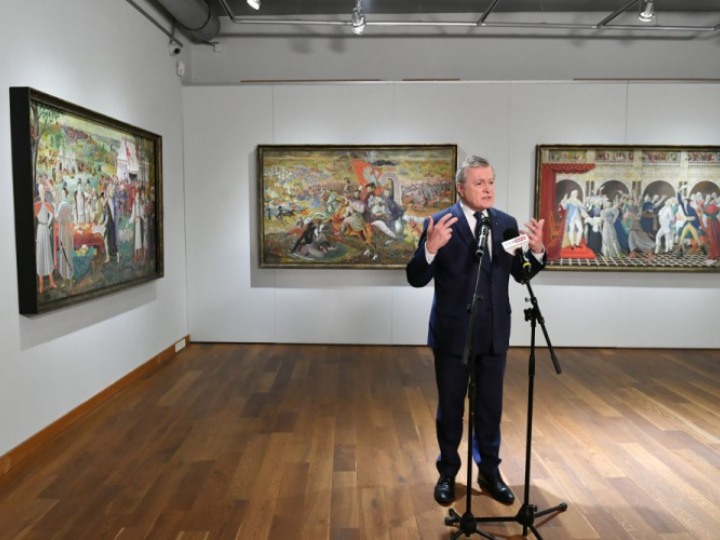 Wicepremier, minister kultury i dziedzictwa narodowego Piotr Gliński podczas otwarcia wystawy „Łukaszowcy. Kazimierz Dolny – USA – Kazimierz Dolny” w Muzeum Nadwiślańskim w Kazimierzu Dolnym. Fot. PAP/W. Jargiło