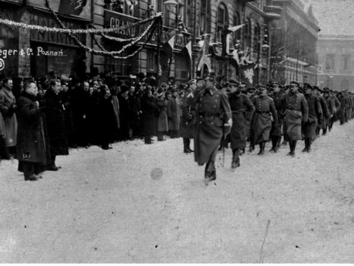 Uroczystość zaprzysiężenia wojsk powstańczych i wręczenie sztandaru 1 Dywizji Strzelców Wielkopolskich. Poznań, 26 stycznia 1919 r. Źródło: NAC