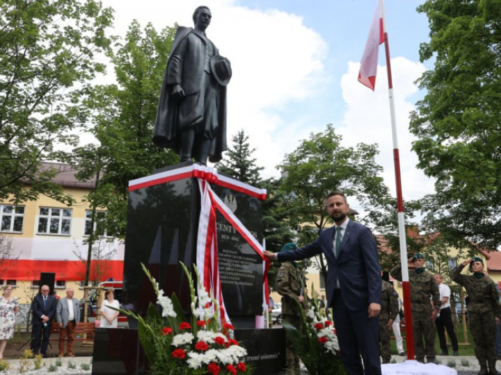 Prezes Polskiego Stronnictwa Ludowego Władysław Kosiniak-Kamysz (C) podczas uroczystego odsłonięcia pomnika Wincentego Witosa w Błaszkach. Fot. PAP/M. Zubrzycki