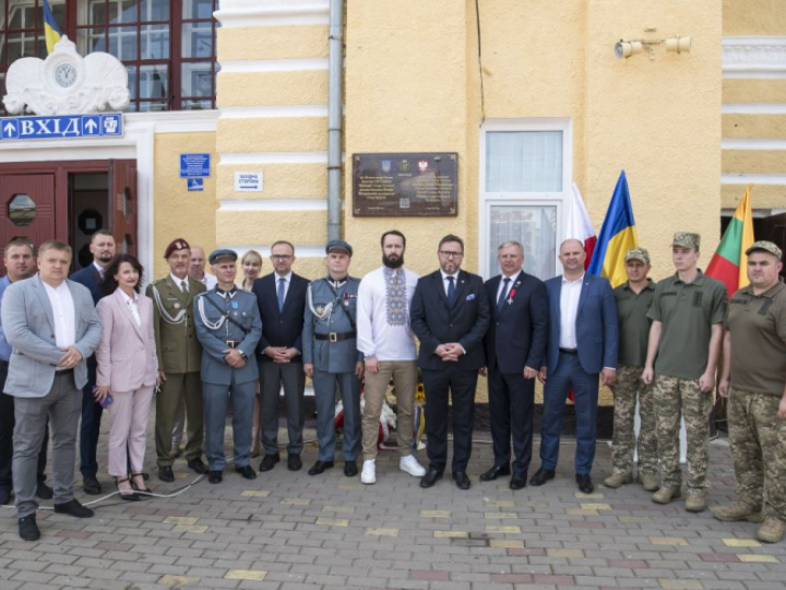 Tablicę "W 100. rocznicę spotkania Naczelnika Państwa Polskiego Marszałka Józefa Piłsudskiego i Prezesa Dyrektoriatu Ukraińskiej Republiki Ludowej Symona Petlury na stacji kolejowej w Berdyczowie", odsłonięto na dworcu kolejowym w Berdyczowie na Ukrainie. Fot. PAP/V. Musiienko