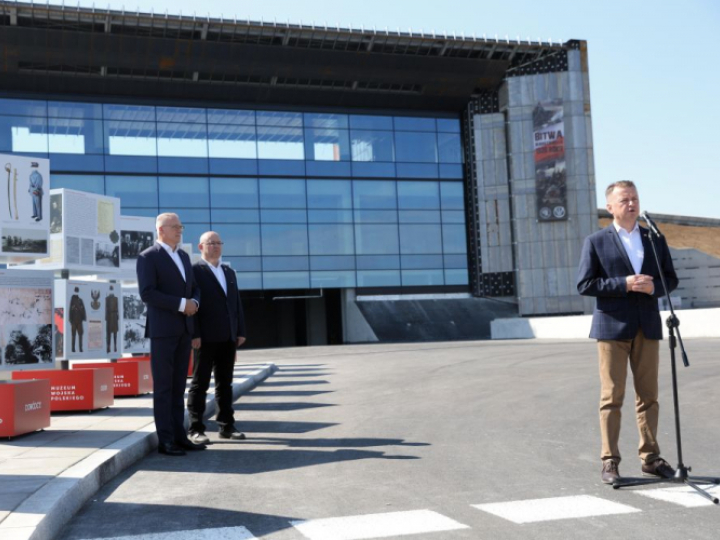 Minister obrony narodowej Mariusz Błaszczak (P), starosta wołomiński Adam Lubiak (L) oraz dyrektor Muzeum Wojska Polskiego Paweł Żurkowski (2L) podczas otwarcia wystawy plenerowej towarzyszącego piknikowi wojskowemu przed Muzeum Bitwy Warszawskiej w Ossowie. 13.08.2023. Fot. PAP/R. Guz