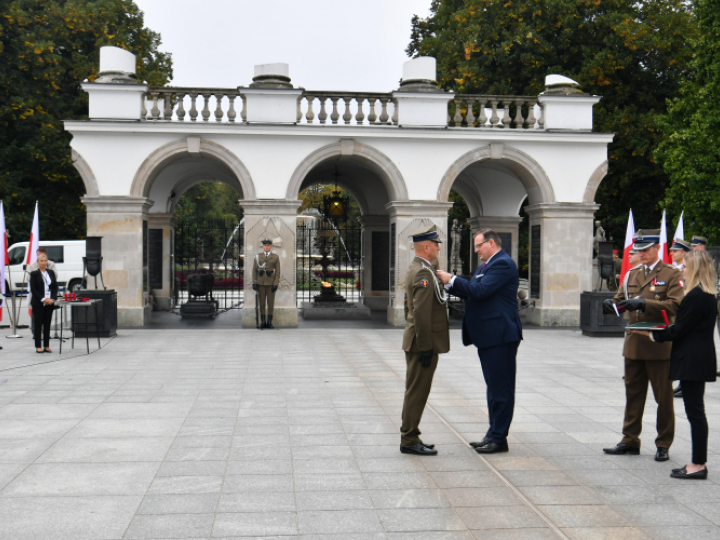 Warszawa, 26.09.2023. Szef Urzędu do Spraw Kombatantów i Osób Represjonowanych Jan Józef Kasprzyk (4P) odznaczył medalami „Pro Patria” oraz „Pro Bono Poloniae” osoby posiadające szczególne zasługi w kultywowaniu pamięci o walce o Niepodległość RP, 26 bm. podczas obchodów 103. rocznicy Bitwy Niemeńskiej na placu Marszałka Józefa Piłsudskiego w Warszawie. Fot. PAP/A. Lange