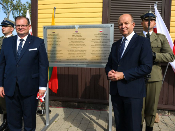 Szef Urzędu do Spraw Kombatantów i Osób Represjonowanych Jan Józef Kasprzyk (2L) i ambasador RP na Litwie Konstanty Radziwiłł (2P) podczas uroczystości upamiętniającej 115. rocznicę Akcji pod Bezdanami. Fot. PAP/V. Doveiko