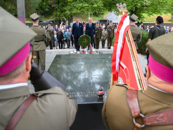 Szef Urzędu do Spraw Kombatantów i Osób Represjonowanych Jan Józef Kasprzyk (C-L) i ambasador RP na Litwie Konstanty Radziwiłł (C-P) podczas złożenia kwiatów na cmentarzu na Rossie. Wilno, 23.09.2023. Fot. PAP/V. Doveiko